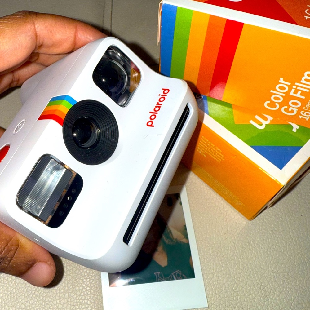 THE WORLD’S SMALLEST INSTANT CAMERA